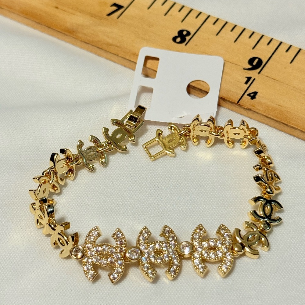New Women’s laminated gold bracelet with shiny details‎